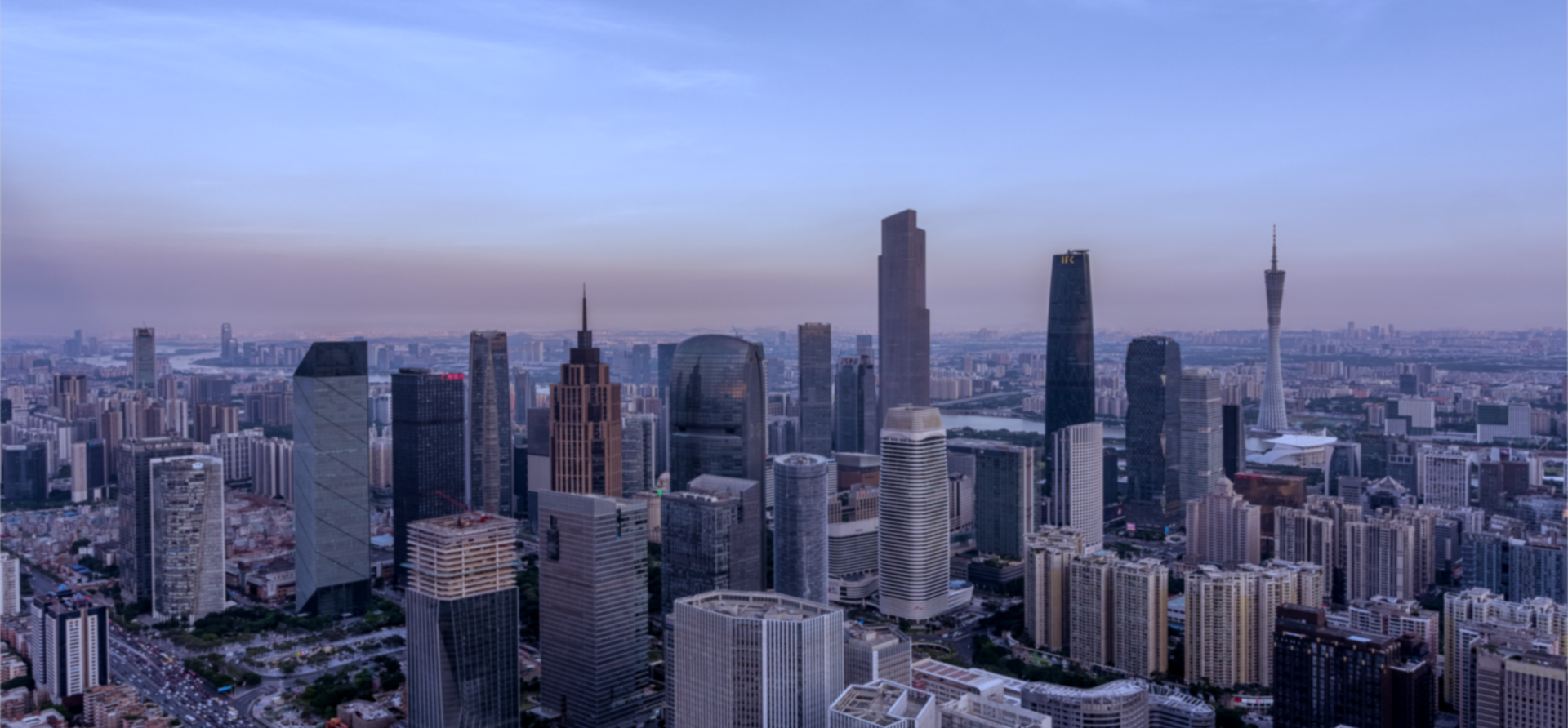 關(guān)鍵詞：智慧樓宇，城市黃昏全景，深圳市武智科技;描述：深圳市武智科技賦能的智慧樓宇場(chǎng)景，黃昏時(shí)分的城市建筑群全景風(fēng)貌